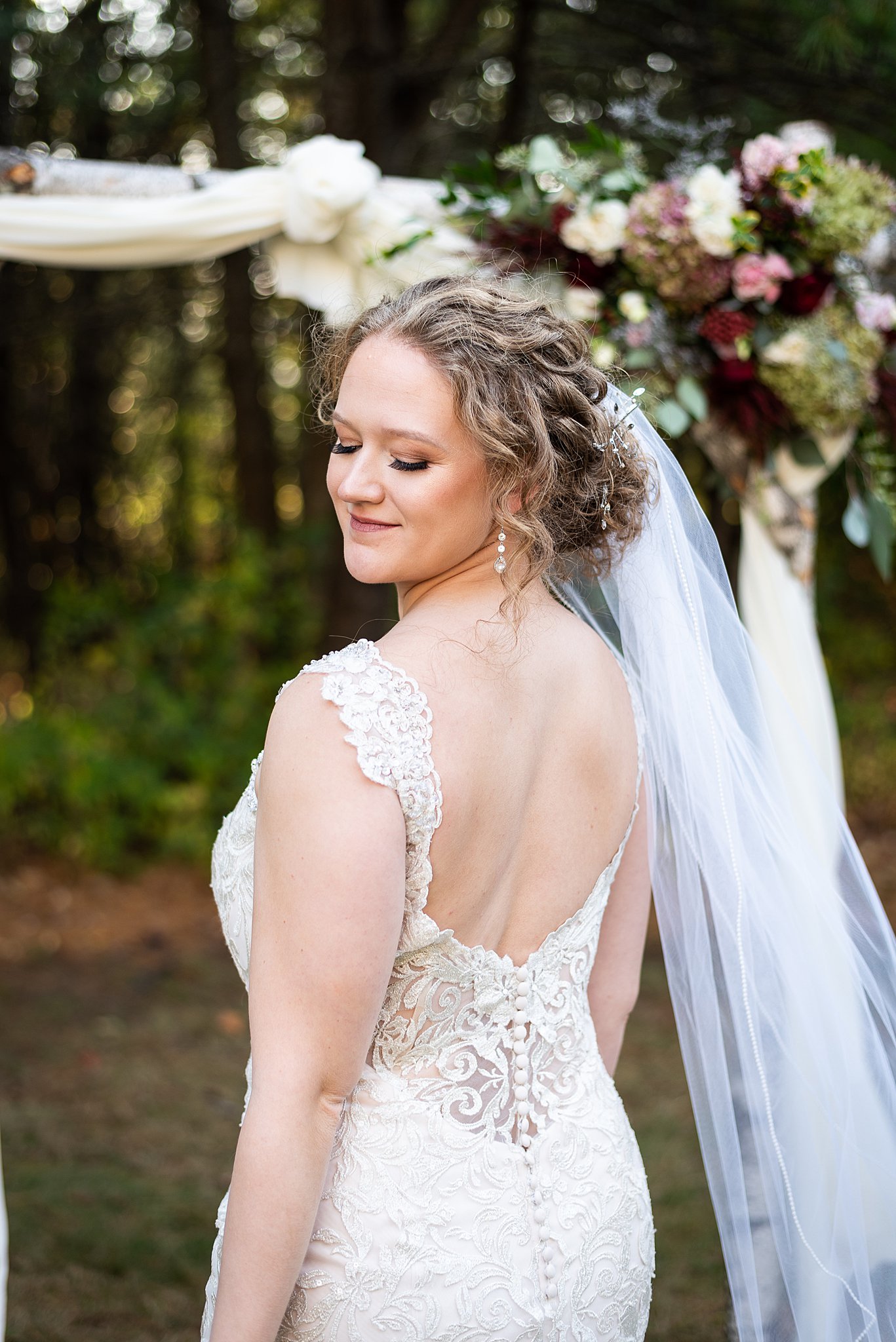 bride looking over her shoulder at her villa at ridder country club wedding